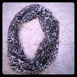 Women's black and white leopard pattern scarf